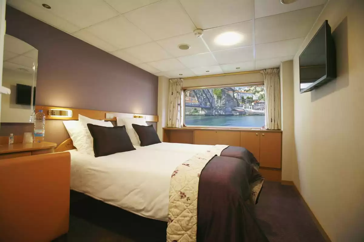 E Cabina doppia con finestra panoramica non apribile 